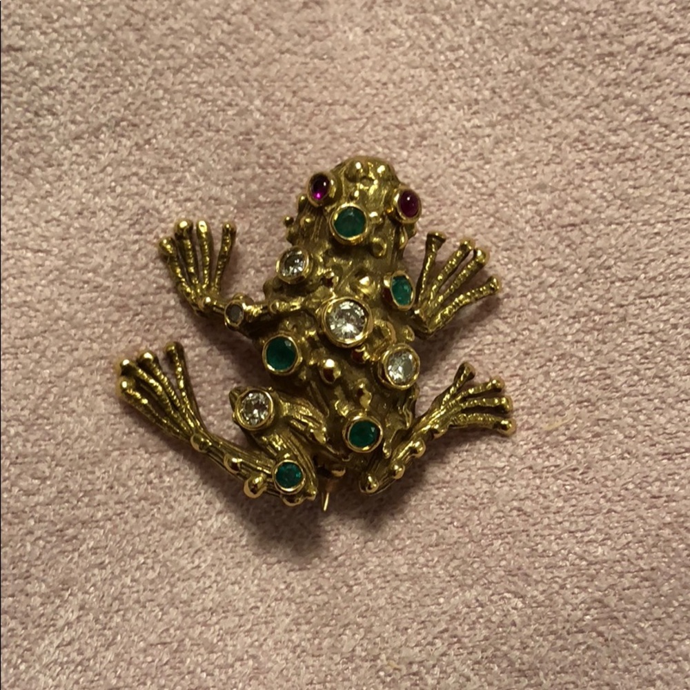 Lady’s 18K yellow gold frog.